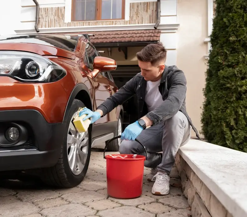 Lavage auto à domicile L'Hospitalet-du-Larzac : professionnel intervenant sur un véhicule